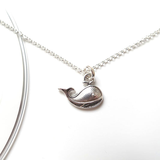 BTS Whalien / Kore inspirierte Halskette mit Wal-Anhänger aus Edelstahl und versilbertem Metall