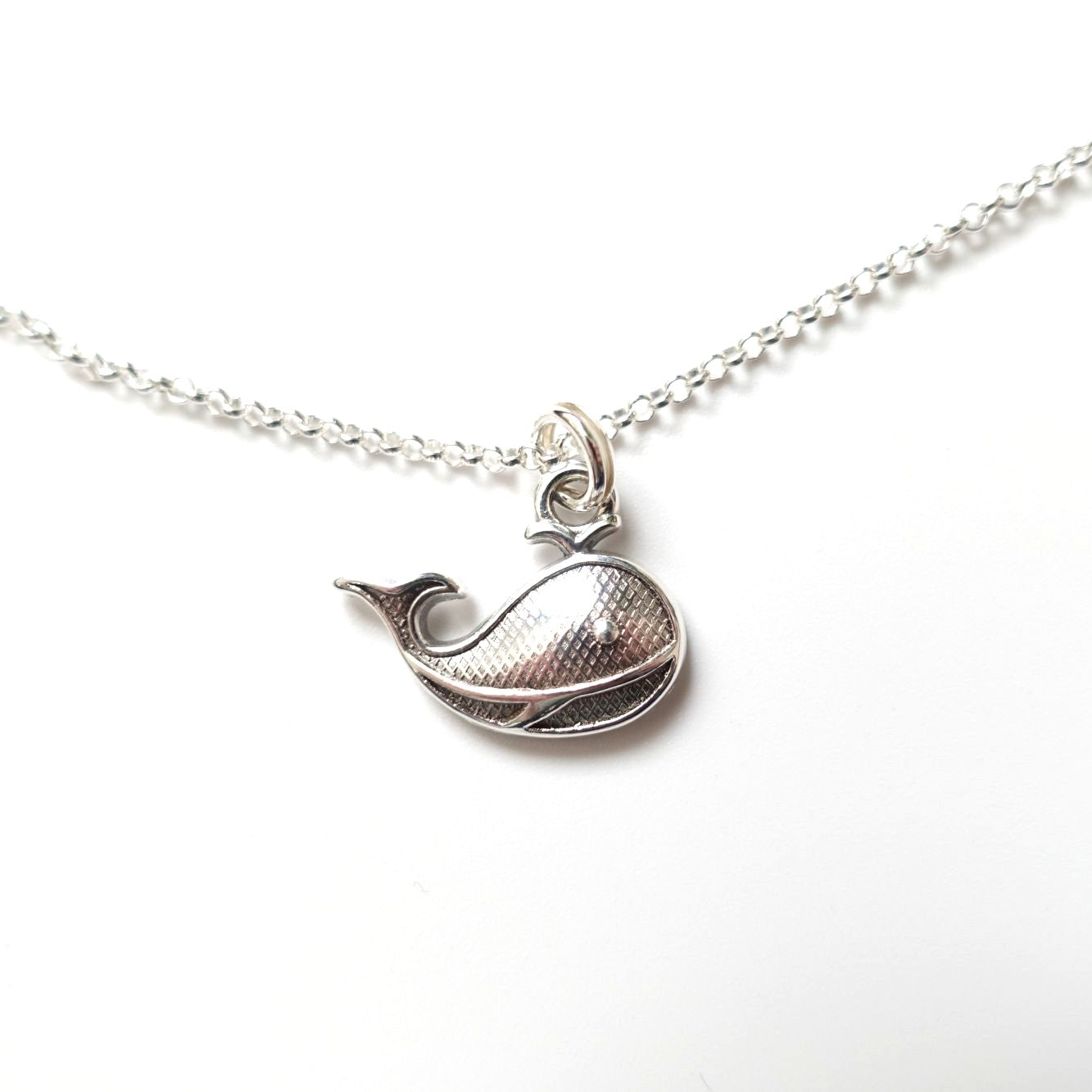 BTS Whalien / Kore inspirierte Halskette mit Wal-Anhänger aus Edelstahl und versilbertem Metall