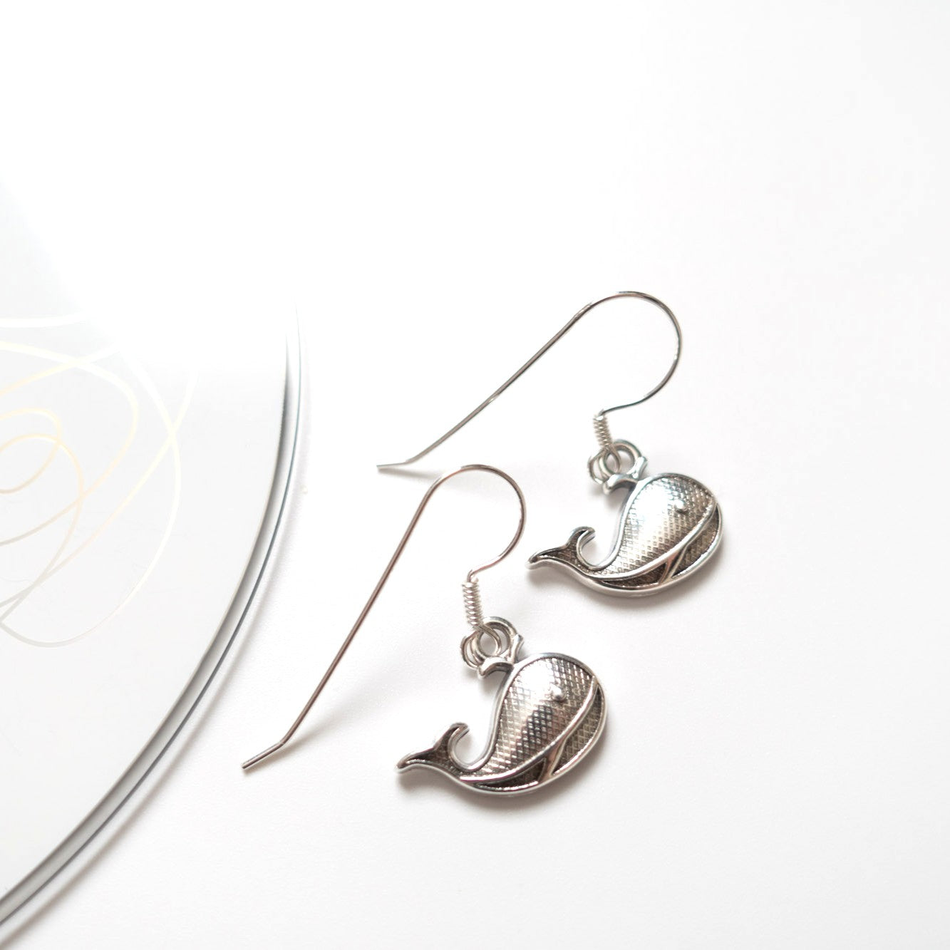 BTS inspirierte Whalien / Kore Ohrringe mit Walanhängern in Silber