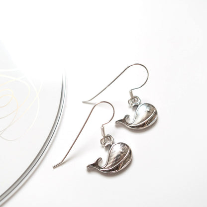 BTS inspirierte Whalien / Kore Ohrringe mit Walanhängern in Silber
