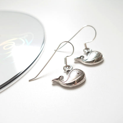 BTS inspirierte Whalien / Kore Ohrringe mit Walanhängern in Silber