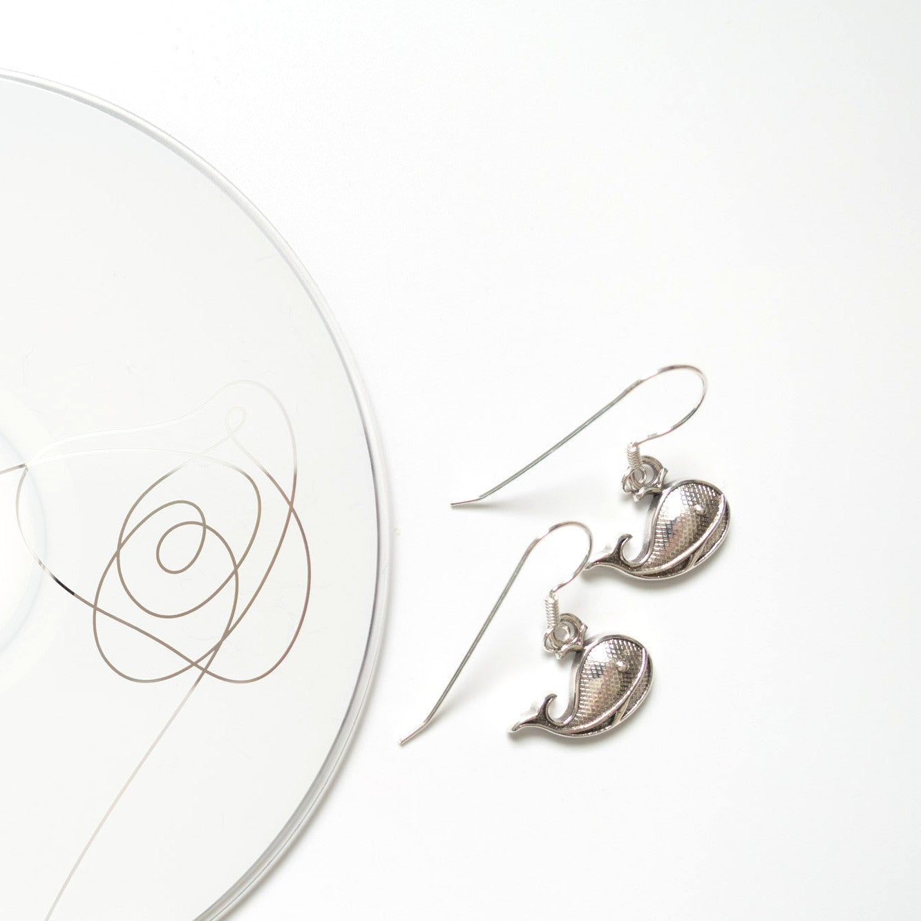 BTS inspirierte Whalien / Kore Ohrringe mit Walanhängern in Silber