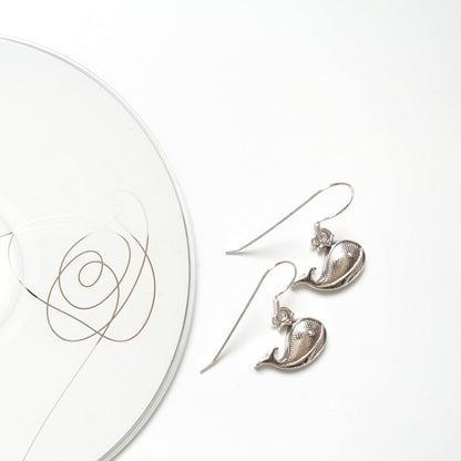 BTS inspirierte Whalien / Kore Ohrringe mit Walanhängern in Silber