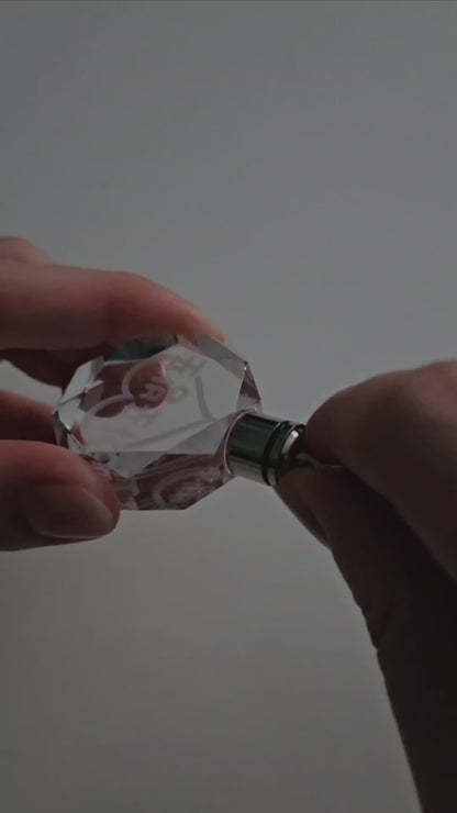 Leuchtender BTS Light Stick inspirierter Schlüsselanhänger aus Kristallglas mit 3D-Innen-Gravur APOBANGPO und Farbwechsel